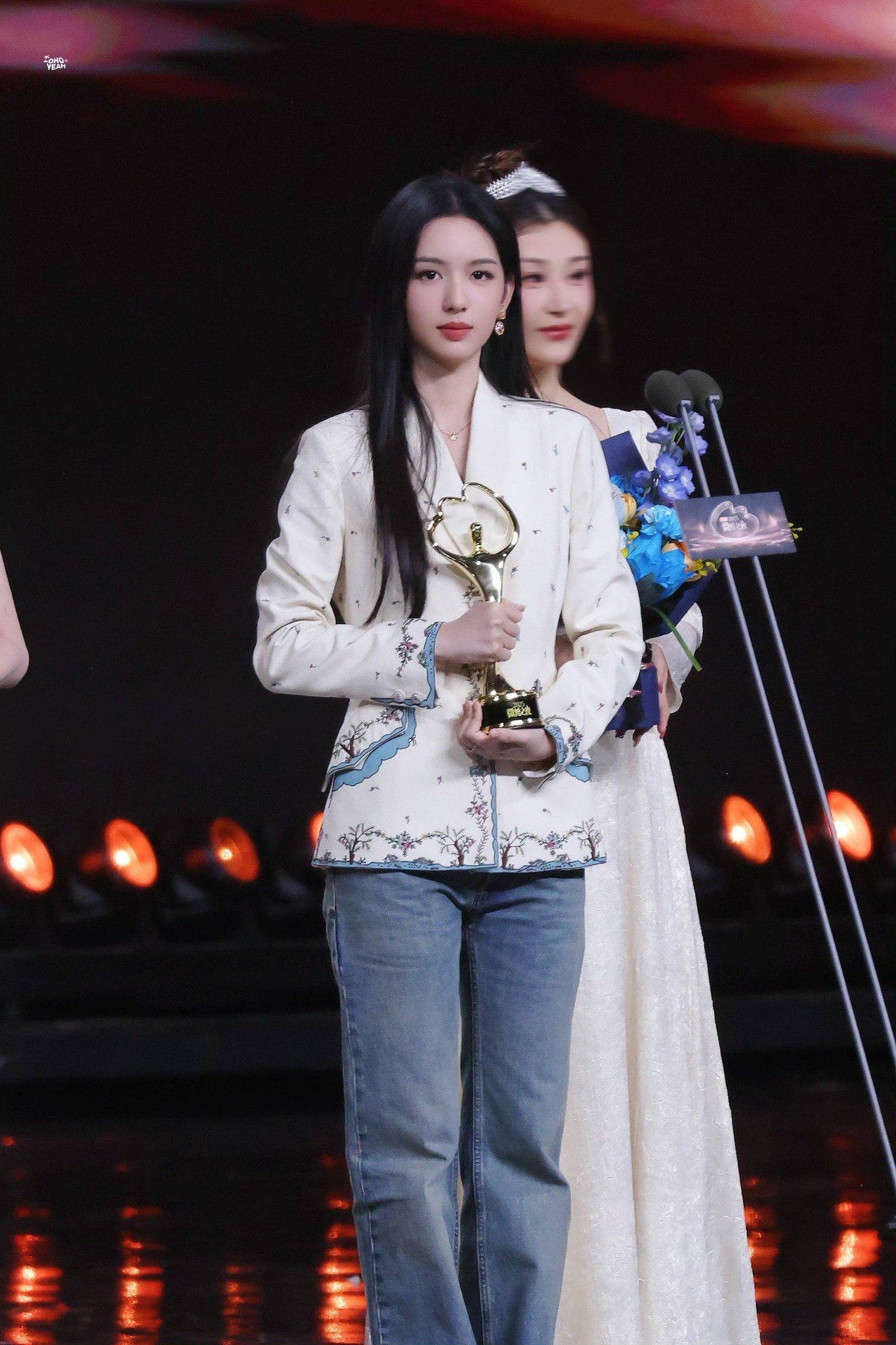 Giữa rừng váy lộng lẫy, Đêm hội Weibo có mỹ nhân mặc quần jeans lên nhận giải - 7