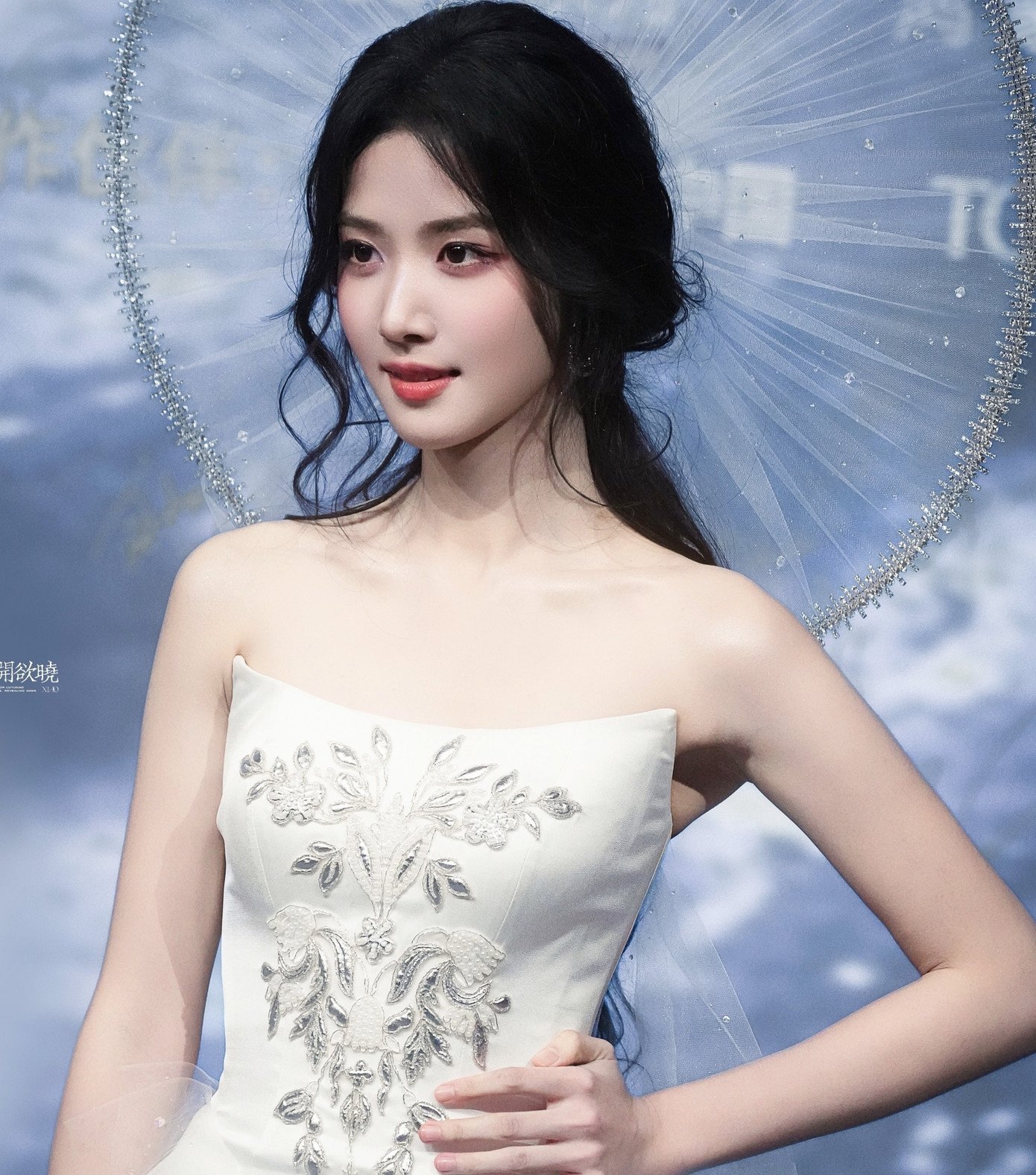 Lư Dục Hiểu từng bị chê lôi thôi trong cách ăn mặc, phong cách thời trang không có điểm nhấn lộ nhiều khuyết điểm. Trong sự kiện, nữ diễn viên xuất hiện với bộ trang phục được thiết kế riêng đến từ thương hiệu Yumi Katsura. Bộ váy trắng với biểu tượng "Thánh Quang" mang lại cảm giác thiêng liêng, thanh khiết và thần thánh phù hợp với hình tượng trong sáng của Lư Dục Hiểu. Nhờ đó, cô được khen là nữ diễn viên có tạo hình ấn tượng nhất sự kiện.