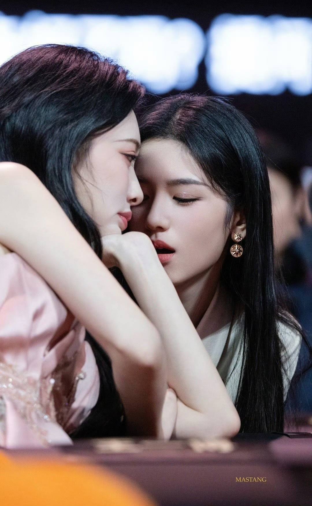 Giữa rừng váy lộng lẫy, Đêm hội Weibo có mỹ nhân mặc quần jeans lên nhận giải - 8