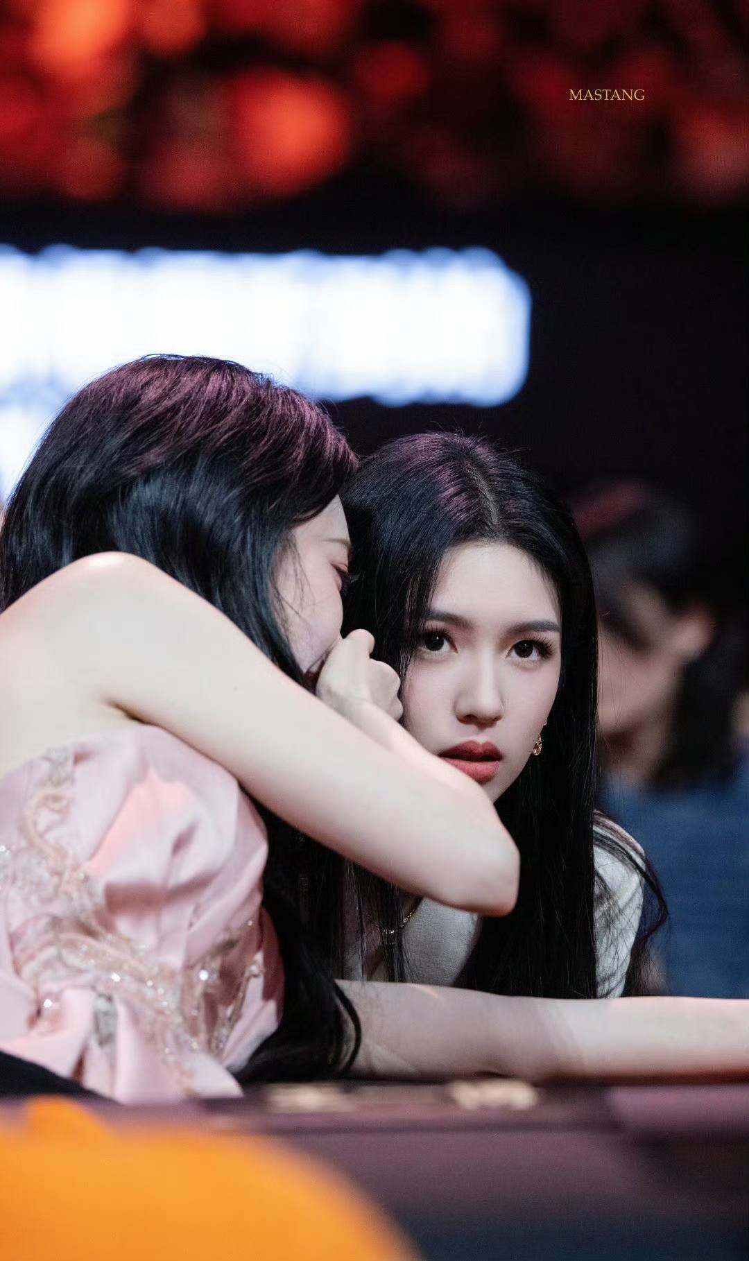 Giữa rừng váy lộng lẫy, Đêm hội Weibo có mỹ nhân mặc quần jeans lên nhận giải - 9