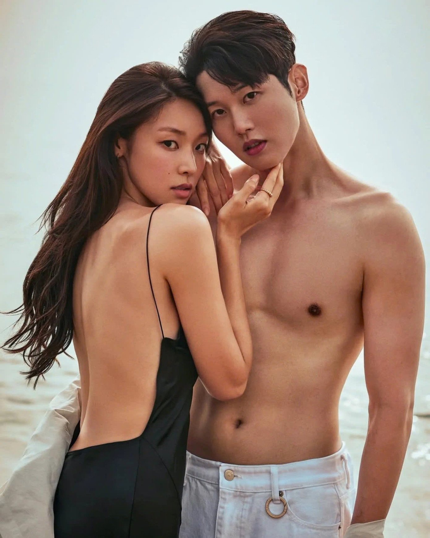 Single's Inferno đang thể hiện sức hút hiếm có khi mùa 5 đạt được thành tích cao nhất trong lịch sử công chiếu của series này. Chương trình đã lọt vào top 3 TV show toàn cầu và top 2 show không nói tiếng Anh trên Netflix. Sự xuất hiện của Hoa hậu Trái Đất 2022 - Mina Sue Choi trong chương trình được coi là yếu tố tạo nên sự bùng nổ của show. Mina được xem là nhân vật trung tâm, đồng thời là tâm điểm chỉ trích gay gắt nhất từ khán giả lẫn dàn MC.