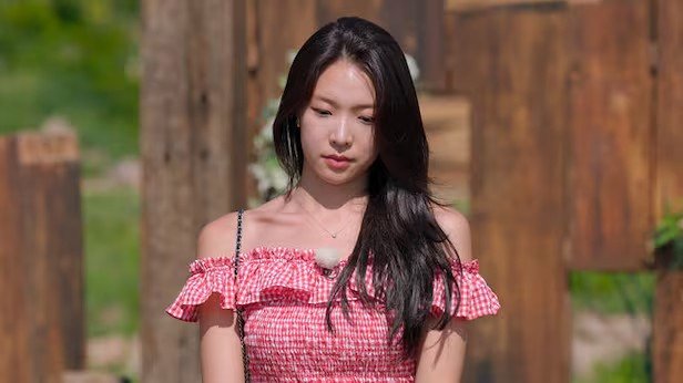 Trong một cuộc phỏng vấn, Mina Sue Choi từng đặt câu hỏi liệu cô có thể rời Địa ngục độc thân cùng hai người đàn ông thay vì một hay không. Phát ngôn này càng khiến hình ảnh của cô trở thành đề tài tranh luận sôi nổi. Khán giả bày tỏ hoài nghi Mina Sue Choi có tình cảm thật sự với người chơi hay chỉ dùng chiêu trò để gây chú ý trên truyền hình.