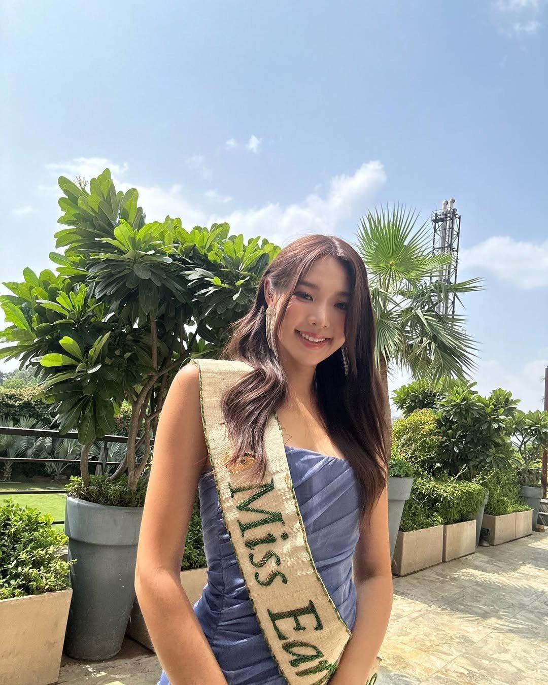 Mina từng theo học ngành truyền thông tại Đại học Illinois Urbana-Champaign (Mỹ). Cô nói tiếng Anh trôi chảy và có vốn kiến thức ấn tượng. Khả năng ngoại ngữ giúp cô dễ dàng hòa nhập với các thí sinh khác.