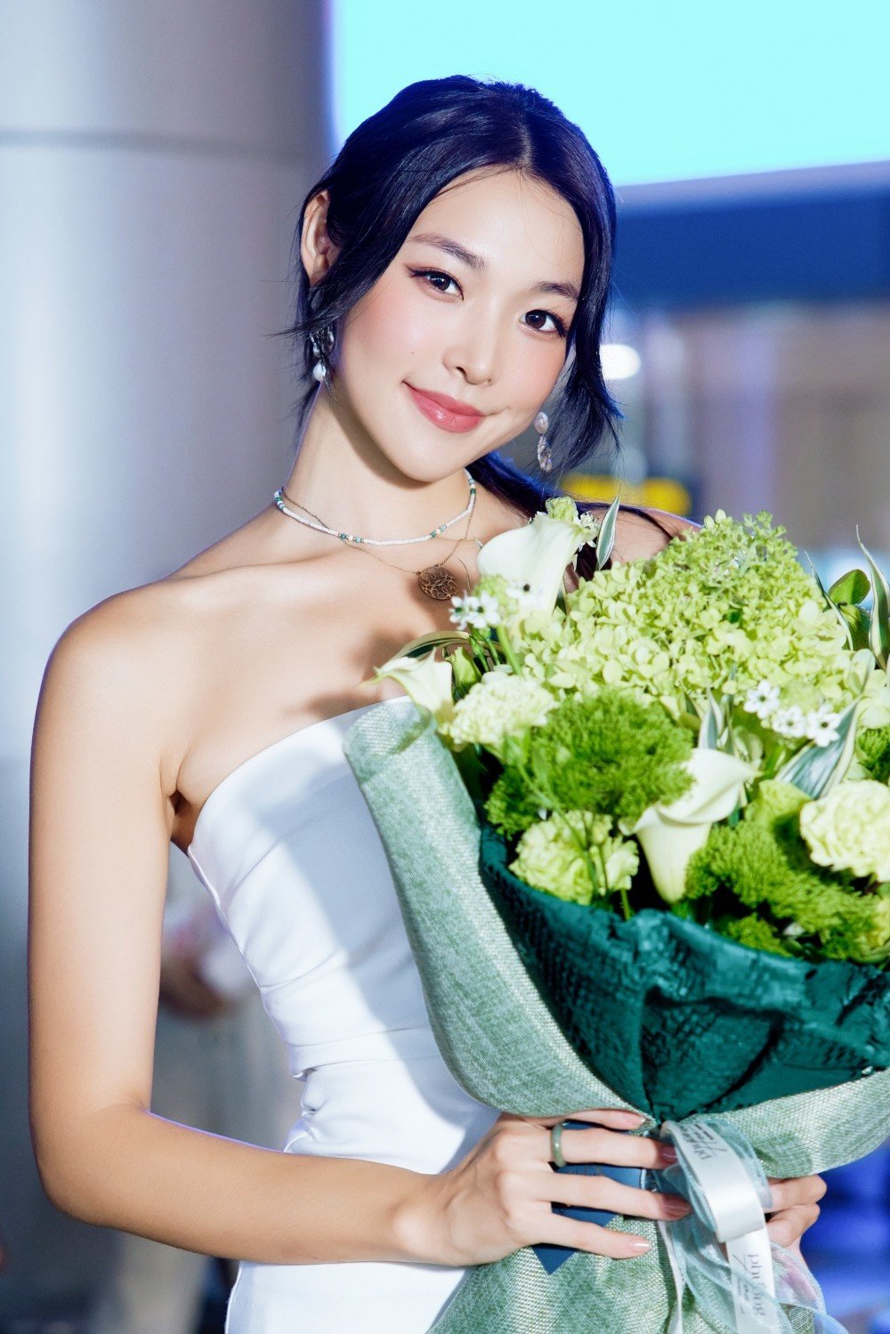 Mina Sue Choi đã nhiều lần sang Việt Nam công tác với vai trò Hoa hậu Trái Đất 2022. Cô tham gia các sự kiện, đêm chung kết sắc đẹp, trình diễn thời trang, hoạt động xã hội...