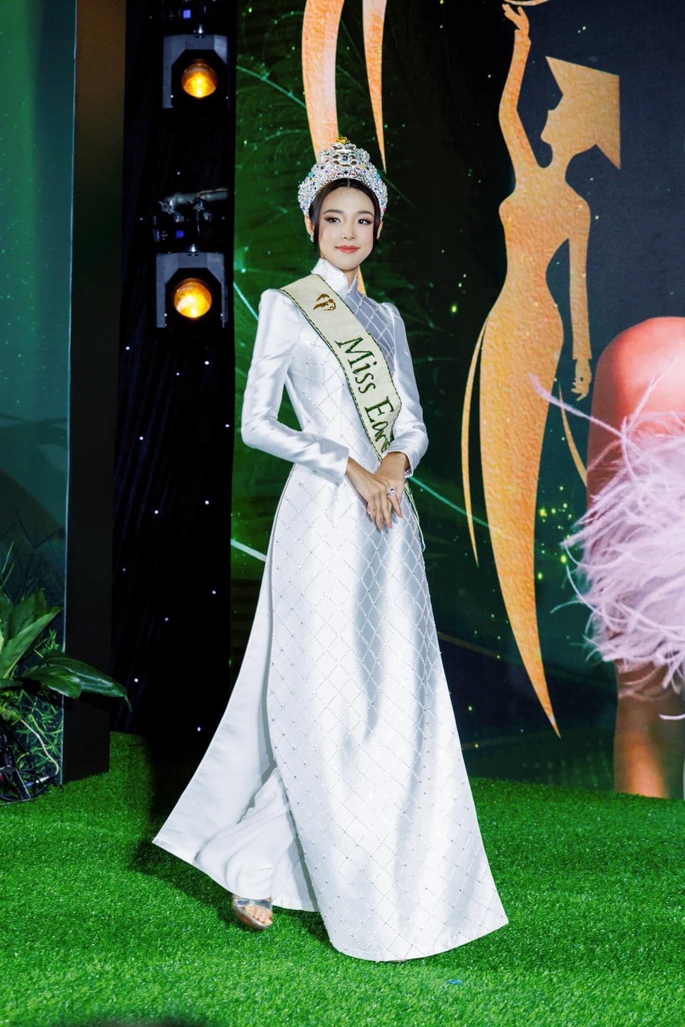 Mina Sue Choi mặc áo dài khi sang Việt Nam tham dự Hoa hậu Trái Đất 2023 tổ chức ở TPHCM. Cô gây ấn tượng với vẻ đẹp duyên dáng, phong cách nói chuyện lôi cuốn, thông minh.