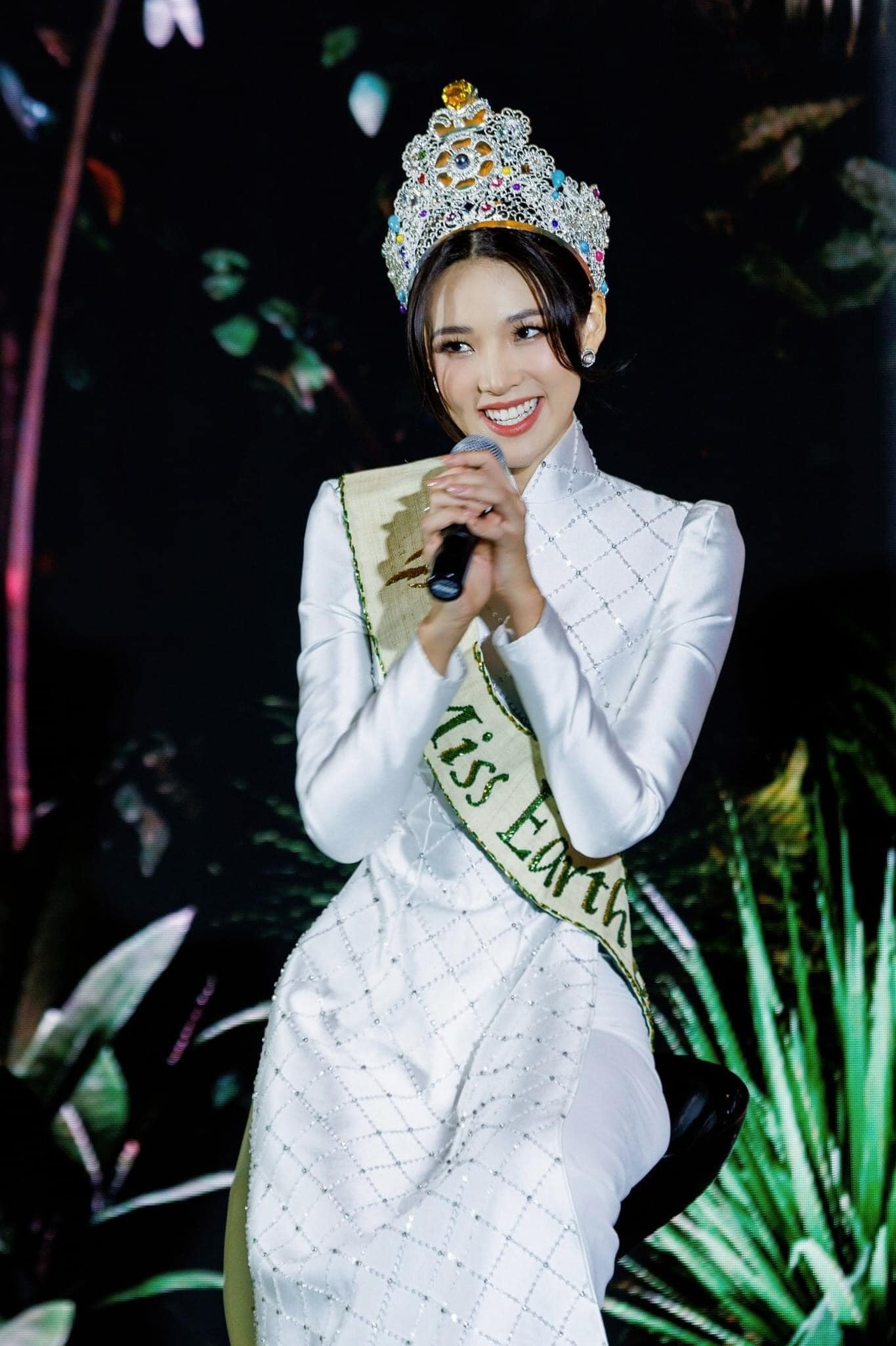 Mina Sue Choi mặc áo dài khi sang Việt Nam tham dự Hoa hậu Trái Đất 2023 tổ chức ở TPHCM. Cô gây ấn tượng với vẻ đẹp duyên dáng, phong cách nói chuyện lôi cuốn, thông minh.