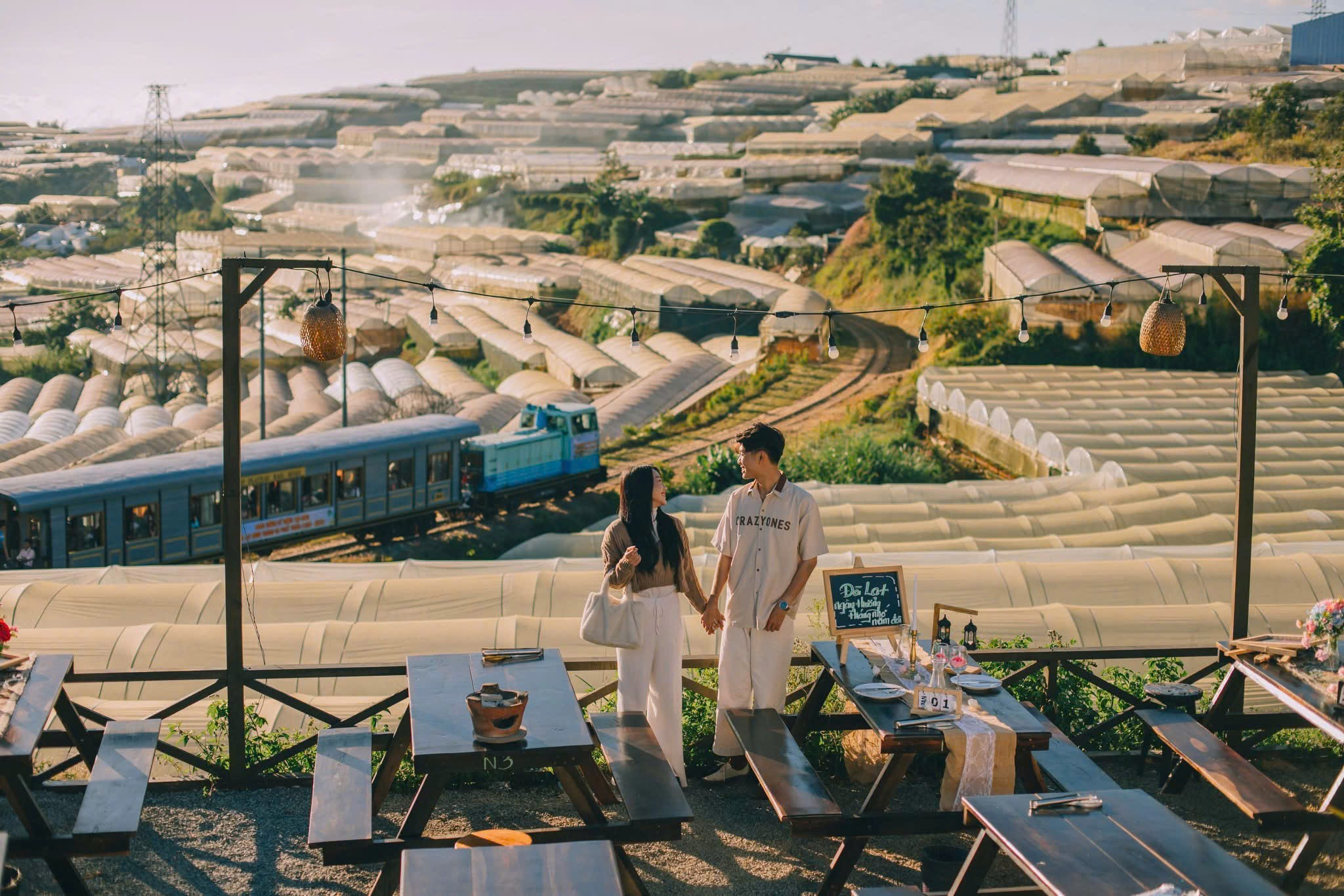 Không gian mở phóng khoáng tại Tiệm Nướng &amp; Chill Xóm Lèo, nơi thiên nhiên và ẩm thực giao hòa.