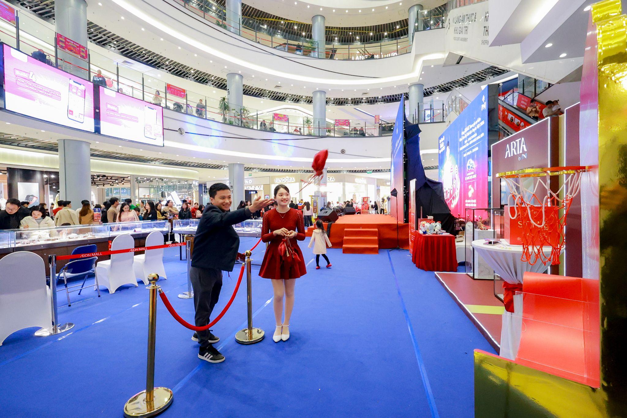 Nhiều hoạt động tương tác với cơ hội nhận quà thú vị dành cho các khách hàng tham gia sự kiện. Ảnh: PNJ