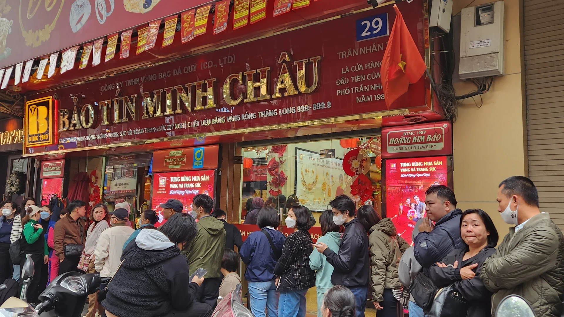 Người mua vàng tiếp tục xếp hàng từ sớm và duy trì số lượng cao tại cơ sở Bảo Tín Minh Châu.&nbsp;Ảnh: Thái Nguyễn