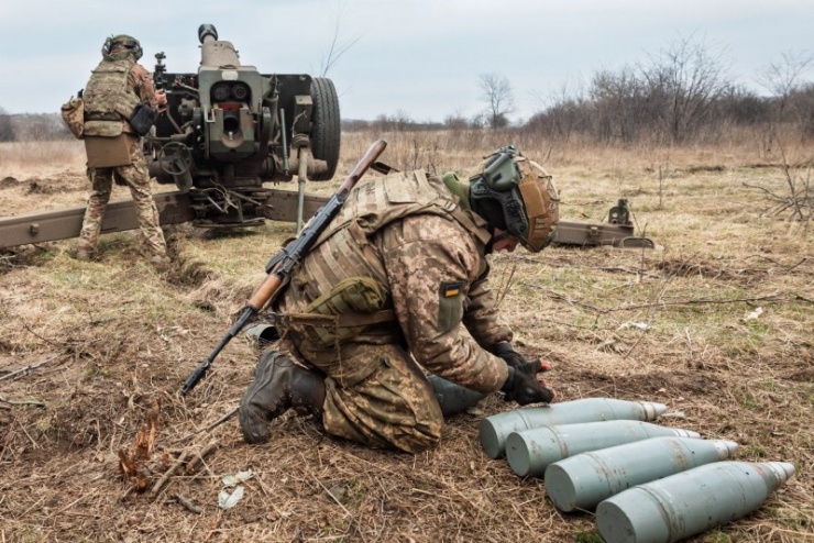 Binh sĩ Ukraine khai hỏa pháo trên chiến trường. Ảnh: Shutterstock