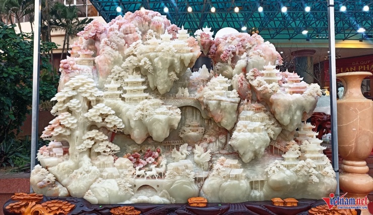 Bức tranh "Sơn Thủy" được điêu khắc từ đá ngọc Olic nguyên khối nặng hơn 10 tấn và rao bán 3,8 tỷ đồng