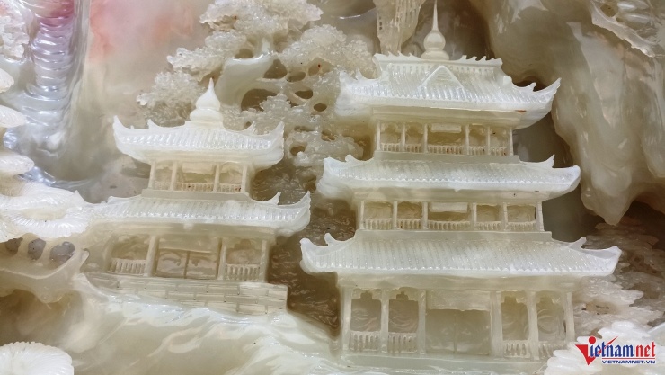 Những chi tiết trong bức tranh được chạm khắc tinh xảo