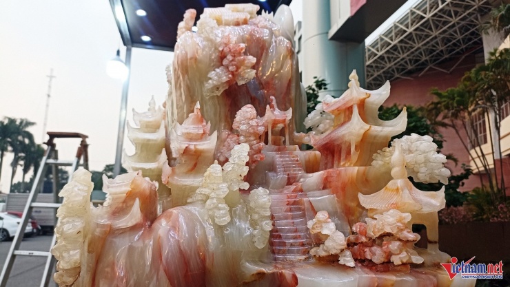 Bức tranh điêu khắc những ngôi chùa, nhà trên vách đá cheo leo