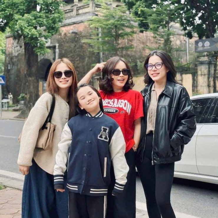 Hoàng Yến và 3 con gái.