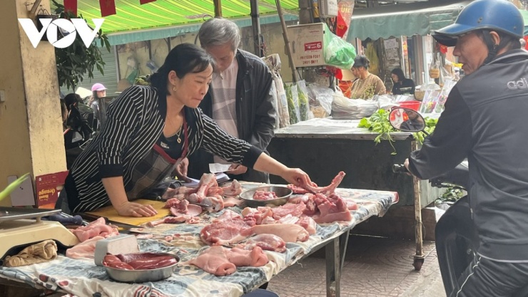 Thị trường thực phẩm Tết 2026: Giá thịt lợn, tôm liên tục tăng giá - 1