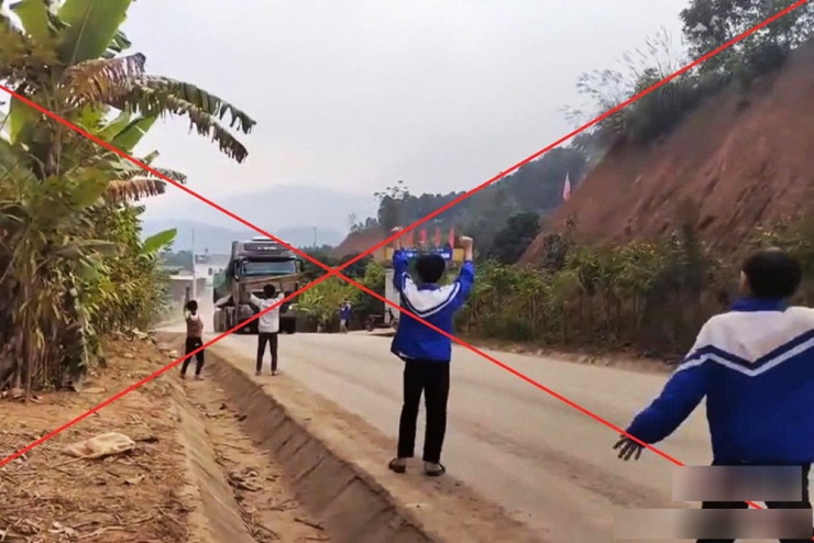 Nhóm trẻ em nhảy múa dưới lòng đường để "săn kèn". Ảnh: BCA