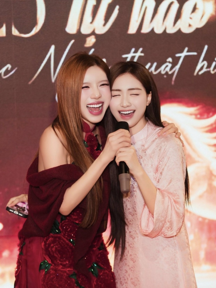 Ảnh sao 7/2: Huỳnh Đông - Ái Châu cho con trai về nước ăn Tết - 2