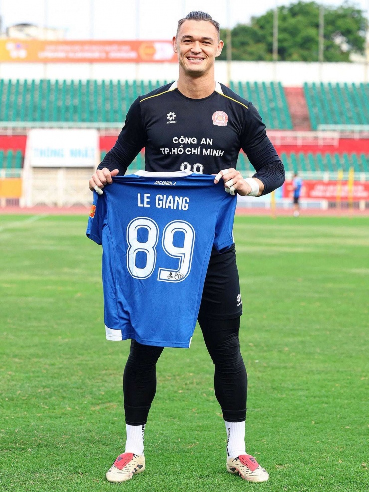 Chiếc áo đấu mà Patrik Lê Giang muốn bán đấu giá. Ảnh: FBNV.