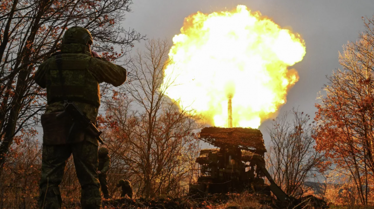 Một kíp vận hành pháo tự hành 2S7 Pion của Nga trên chiến trường Ukraine. Ảnh: RN.