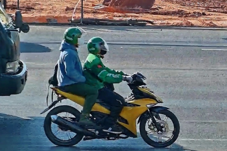 Hai đối tượng cướp ngân hàng trên đường tẩu thoát. Ảnh: CACC