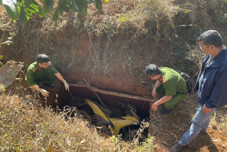 Ngày 25/1, Công an phát hiện chiếc xe máy do các đối tượng chôn giấu tại khu vực rừng thông. Ảnh: CACC