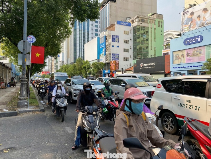 Giáp Tết, giao thông trung tâm TPHCM và cửa ngõ sân bay ùn ứ từ sáng đến chiều - 2