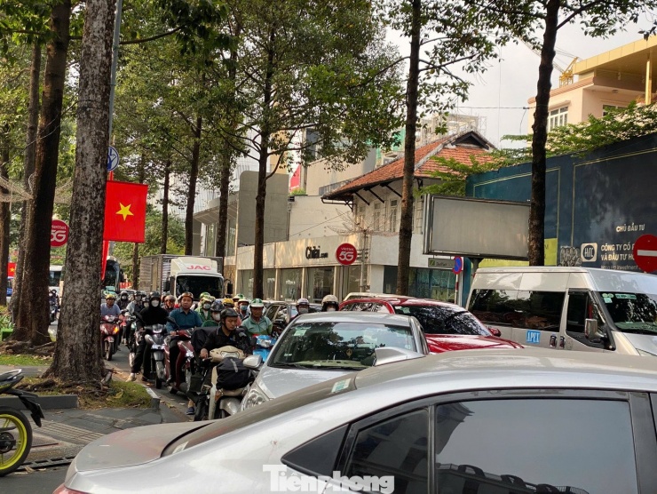 Đường Nam Kỳ Khởi Nghĩa (hướng từ cầu Công Lý đi dinh Độc Lập) thường xuyên ùn ứ trong những ngày qua.