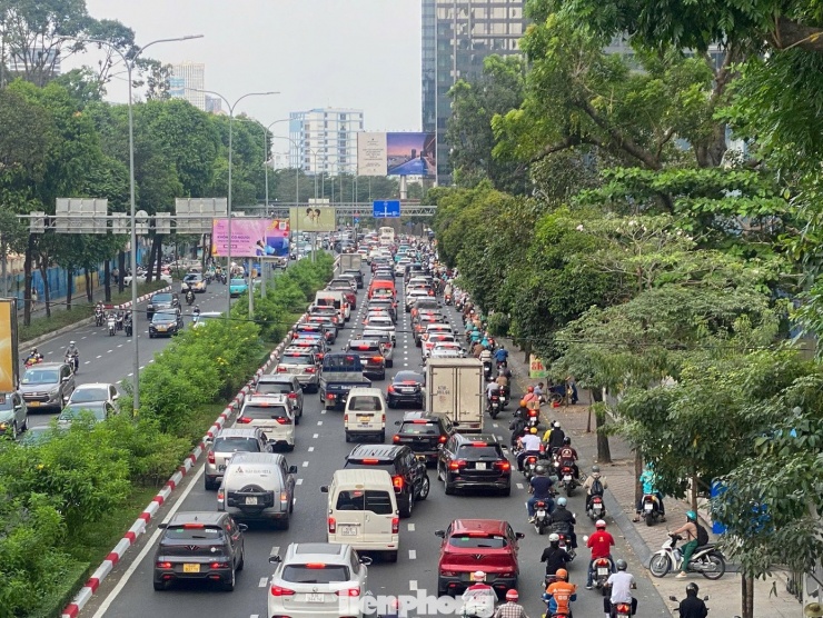 Phương tiện ken đặc trên đường Nguyễn Hữu Cảnh (hướng từ đường Tôn Đức Thắng đi cầu Sài Gòn) vào lúc 15h ngày 6/2.