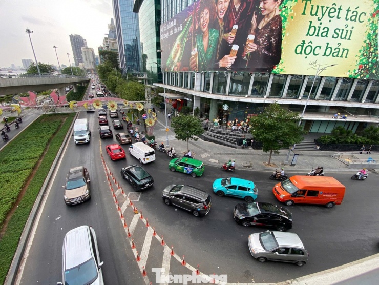 Phương tiện xếp hàng di chuyển trên đường Tôn Đức Thắng, phường Sài Gòn.