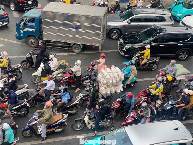 Giáp Tết, giao thông trung tâm TPHCM và cửa ngõ sân bay ùn ứ từ sáng đến chiều - 6