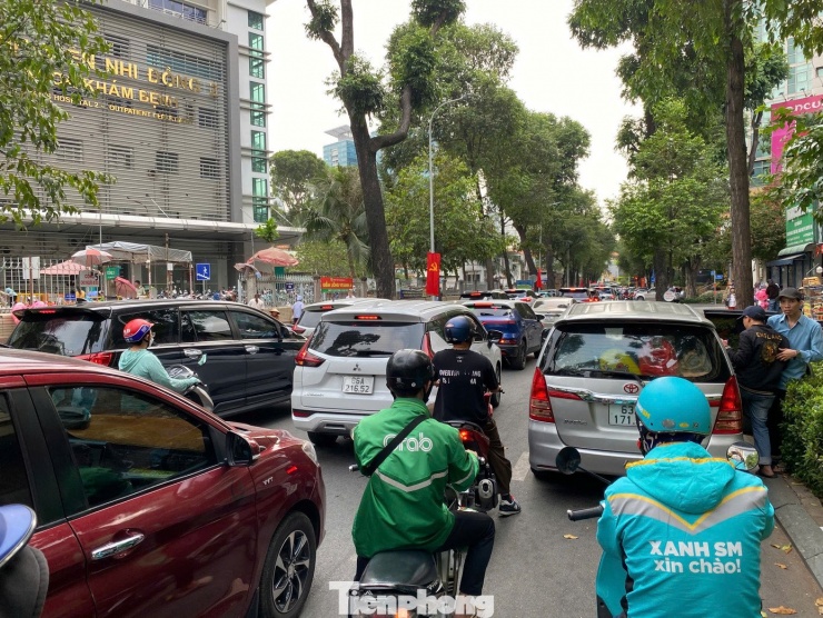 Giáp Tết, giao thông trung tâm TPHCM và cửa ngõ sân bay ùn ứ từ sáng đến chiều - 7