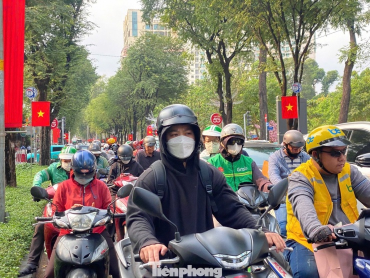 Giáp Tết, giao thông trung tâm TPHCM và cửa ngõ sân bay ùn ứ từ sáng đến chiều - 8