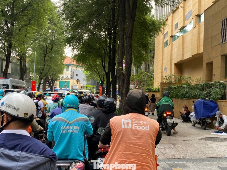 Xe đông, các phương tiện di chuyển chậm trên đường Nguyễn Du (đoạn qua bệnh viện Nhi Đồng 2).