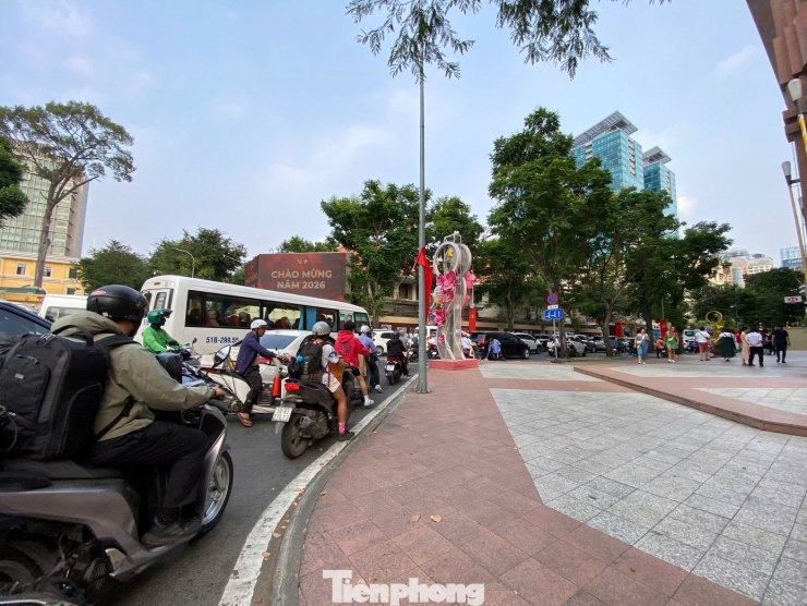 Giáp Tết, giao thông trung tâm TPHCM và cửa ngõ sân bay ùn ứ từ sáng đến chiều - 12