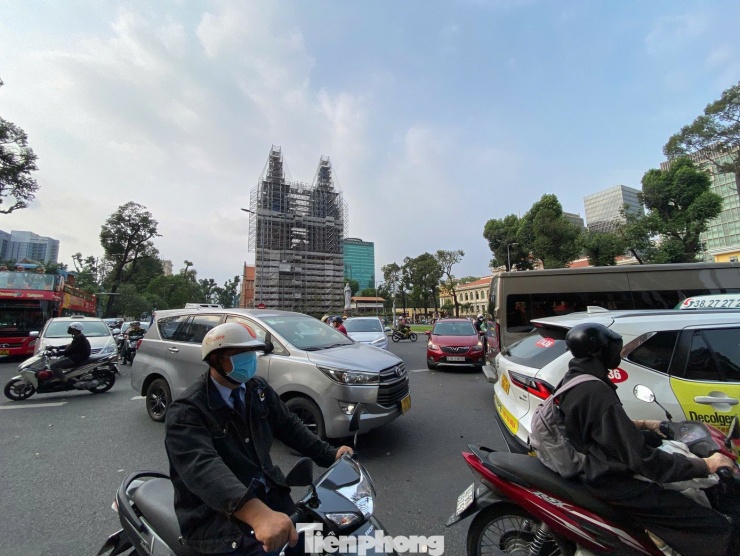 Đường công trường công xã Paris, đường Đồng Khởi (trước Nhà thờ Đức Bà Sài Gòn) tấp nập người và phương tiện chiều 6/2.