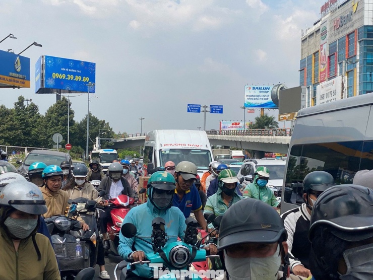 Đường Trường Sơn (đoạn trước ga T1 và T2 của Cảng HKQT Tân Sơn Nhất) thường xuyên ùn ứ trong những ngày giáp Tết.