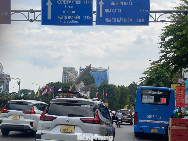 Xe đông, khiến giao thông qua khu vực cửa ngõ Tân Sơn Nhất liên tục đông đúc, dù chưa phải giờ cao điểm chiều 6/2.