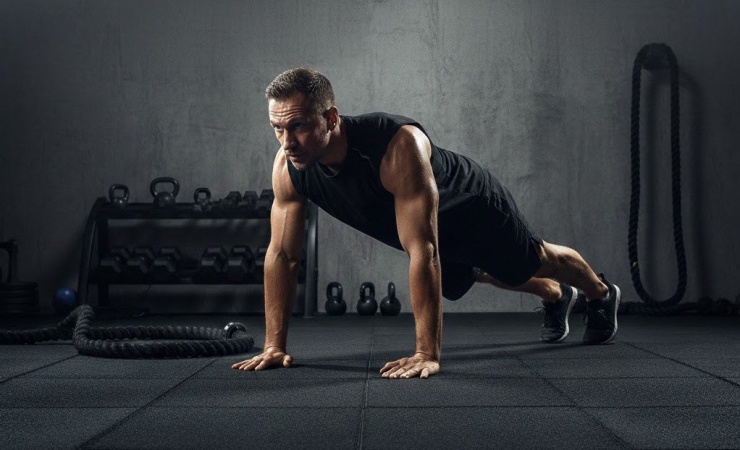 HIIT có thể giúp tiêu hao 600–1.000 calo/giờ bằng cách xen kẽ các pha vận động cường độ cao với thời gian nghỉ ngắn.