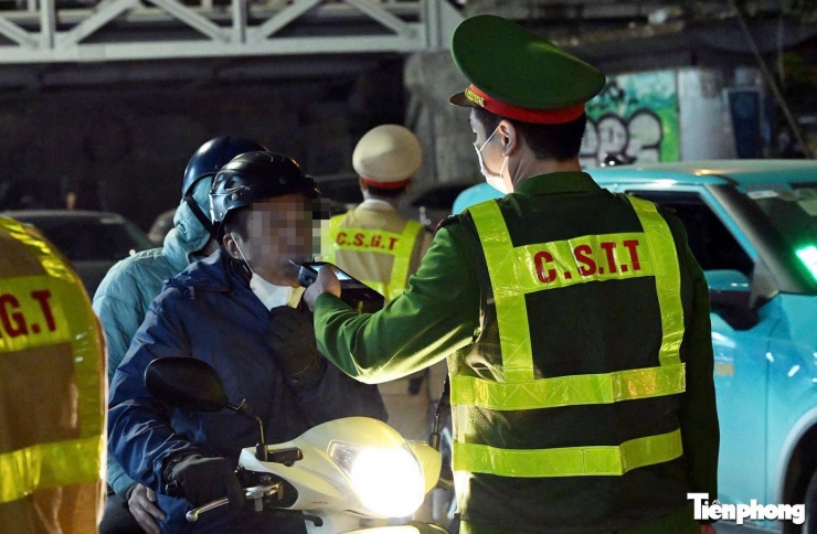 Lực lượng CSGT phối hợp với Công an phường kiểm tra nồng độ cồn.
