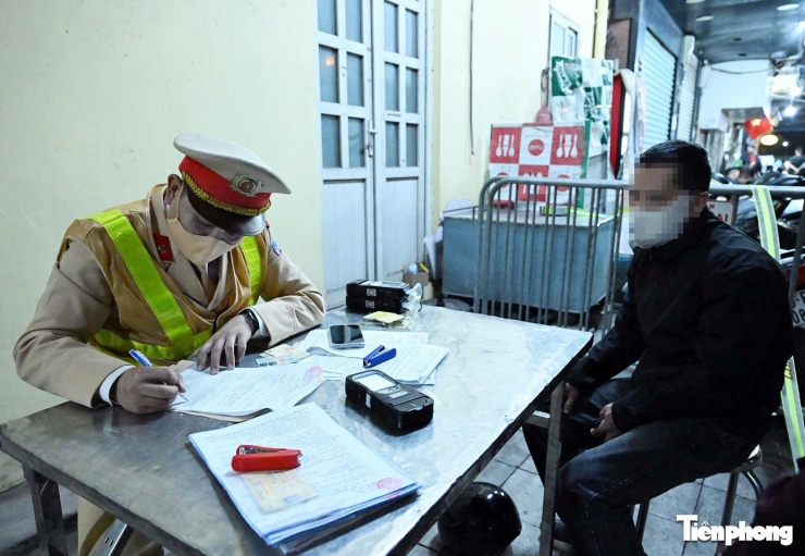 Lực lượng CSGT lập biên bản đối với tài xế vi phạm.