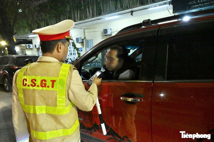 CSGT kiểm tra nồng độ cồn đối với tài xế ô tô.