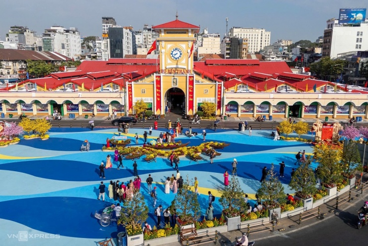 Người trẻ đổ đến check in diện mạo mới chợ Bến Thành - 2