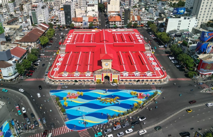 Người trẻ đổ đến check in diện mạo mới chợ Bến Thành - 1