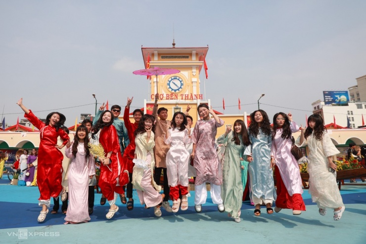 Có mặt từ 8h, nhóm học sinh lớp 11 THPT Thạnh Lộc diện áo dài, tạo dáng vui nhộn trước chợ Bến Thành.