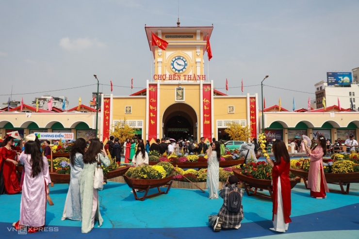 Người trẻ đổ đến check in diện mạo mới chợ Bến Thành - 14