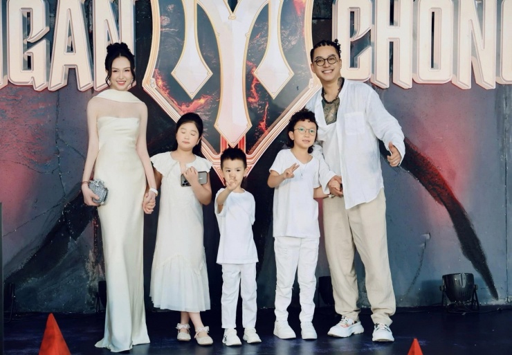 Lấy vợ lệch tuổi như 'chú - cháu', 3 nam ca sĩ của showbiz Việt có hôn nhân như mơ - 1