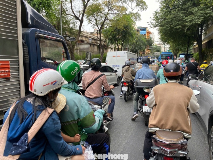 Giáp Tết, giao thông trung tâm TPHCM và cửa ngõ sân bay ùn ứ từ sáng đến chiều - 10