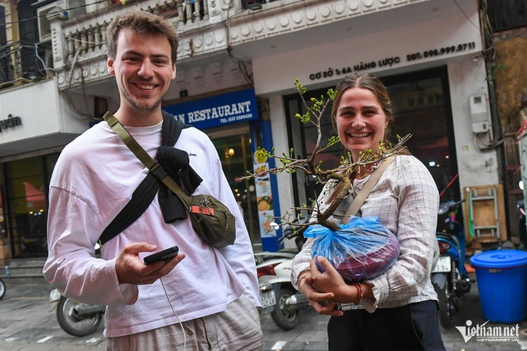 Victoria (du khách đến từ Anh) cho biết, sẽ ở lại Việt Nam vào dịp Tết Nguyên đán. "Tôi rất vui khi được đi mua cây cảnh để tận hưởng không khí đón năm mới cùng mọi người. Chậu hoa mai này tôi mua với giá 450.000 đồng. Người bán hàng rất vui tính, anh ấy đã giảm giá cho chúng tôi".