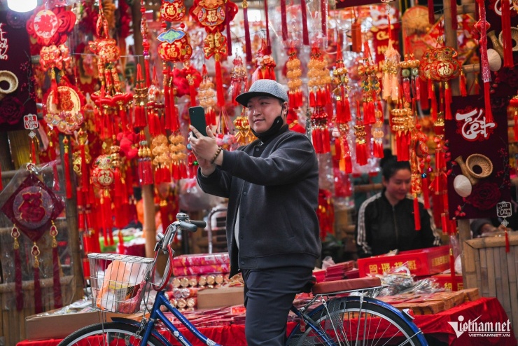 Sắc đỏ của những quầy hàng thu hút nhiều vị khách đi ngang qua phải dừng lại chụp hình.