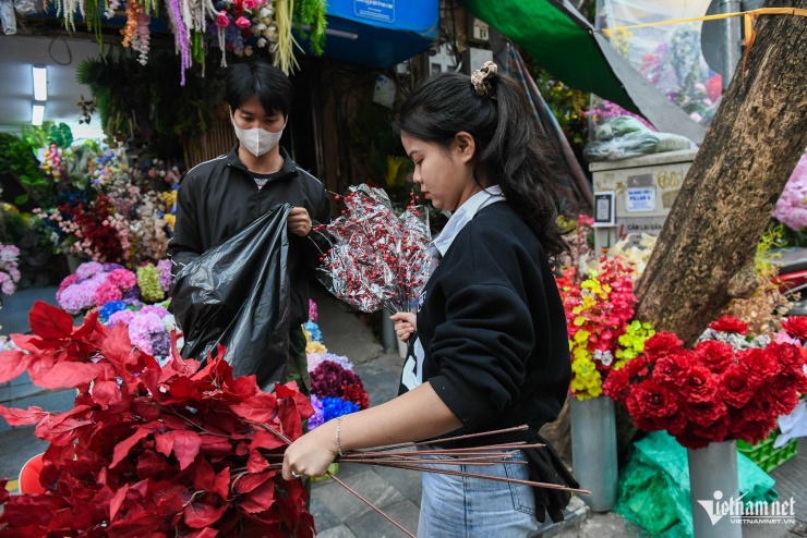 Nhiều tiểu thương ở các phố Hàng Rươi, Hàng Mã... thuộc chợ hoa Hàng Lược cũng bày bán các mặt hàng trang trí Tết và thu hút đông khách hàng ghé. Khung cảnh nhộn nhịp cùng với thời tiết se lạnh tạo cảm giác Tết Bính Ngọ đang kề cận.&nbsp;